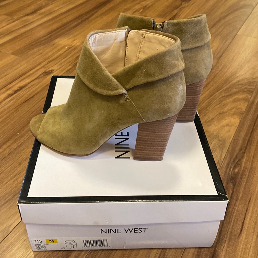 Beautiful Nine West olive green peep toe booties size 7.5.